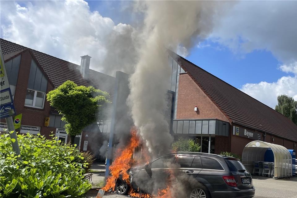 Auf dem Parkplatz eines Supermarktes in Erle ist am Dienstag ein Auto ausgebrannt.