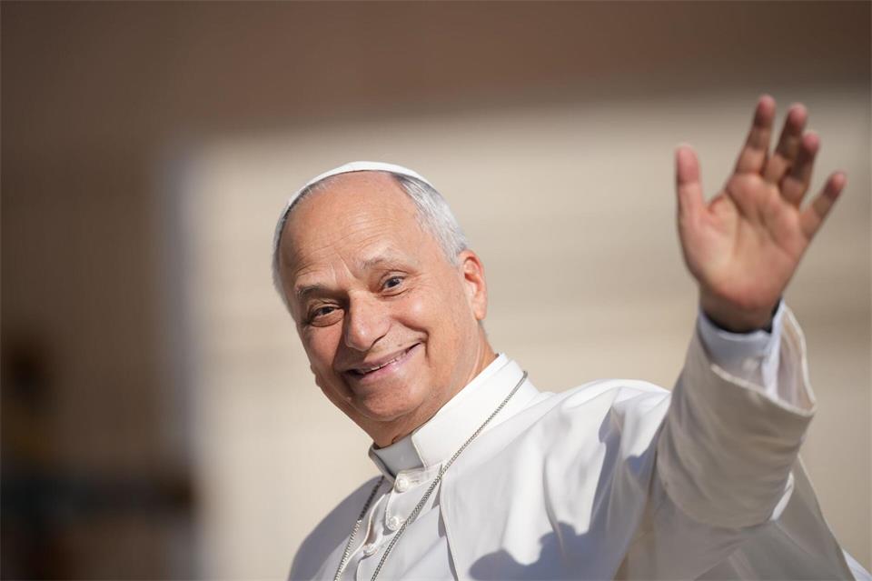 Auf dem Petersplatz: Papst Leo XIV. winkt, während er zur wöchentlichen Generalaudienz ankommt.Andrew Medichini/AP/dpa