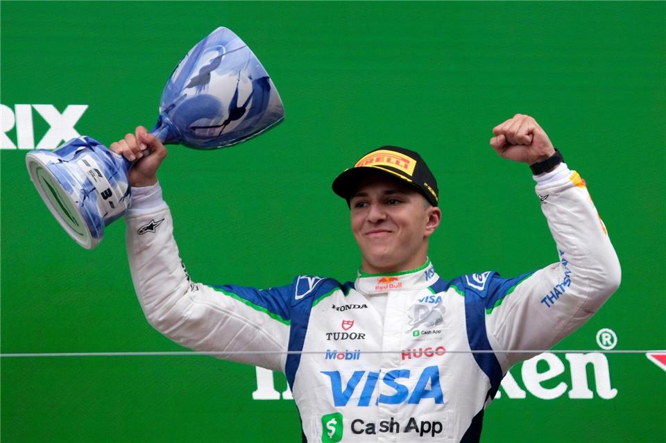 Auf dem Podest war die Trophäe noch ganz.Patrick Post/AP/dpa