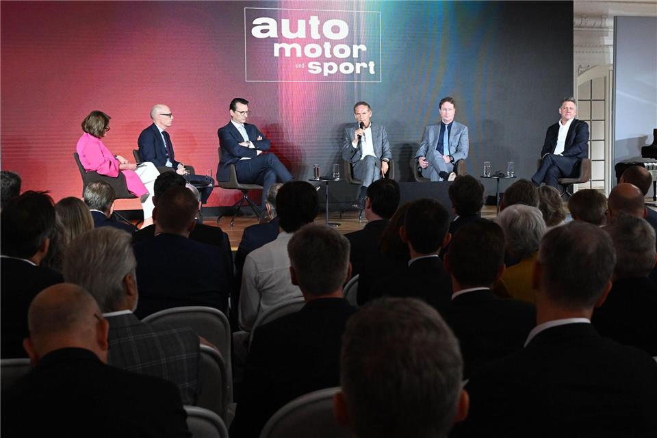 Auf dem Podium: Porsche-Chef Michael Leiters (2.v.l-r), BMW-Chef Milan Nedeljković, VW-Chef Oliver Blume, Mercedes-Chef Ola Källenius und Audi-Chef Gernot Döllner. Bernd Weißbrod/dpa