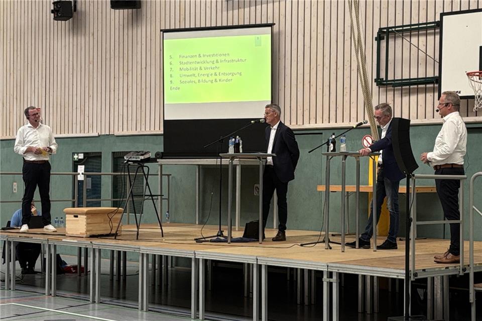Auf dem Podium (v. l.): Moderator Ralf Naßmacher, die Bürgermeister-Kandidaten Markus Hund und Markus Wellermann sowie Mitmoderator Christian Schnieders.