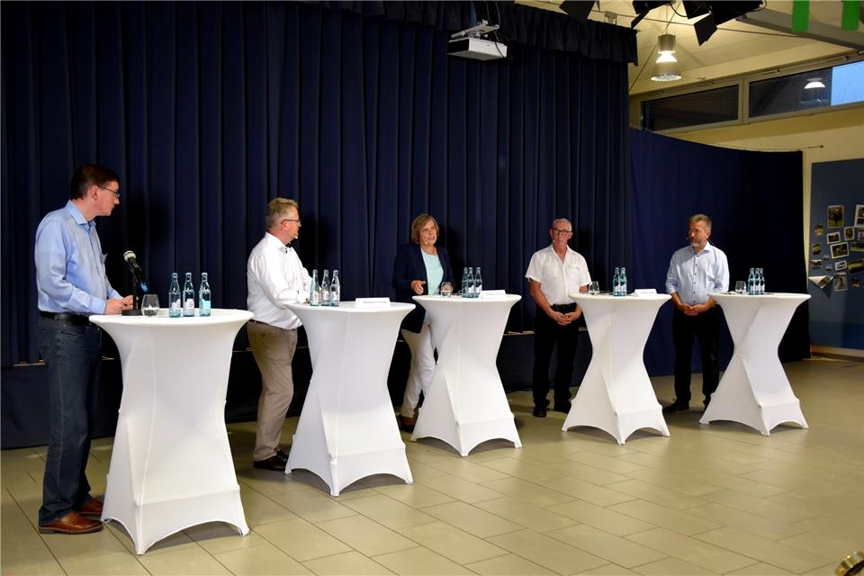 Auf dem Podium (v. li.): BZ-Redakteur Andreas Rentel, Martin Tesing (CDU), Elke Rybarczyk (SPD), Andreas Overkämping (parteilos) und Peter Berger, stellvertretender BZ-Redaktionsleiter.