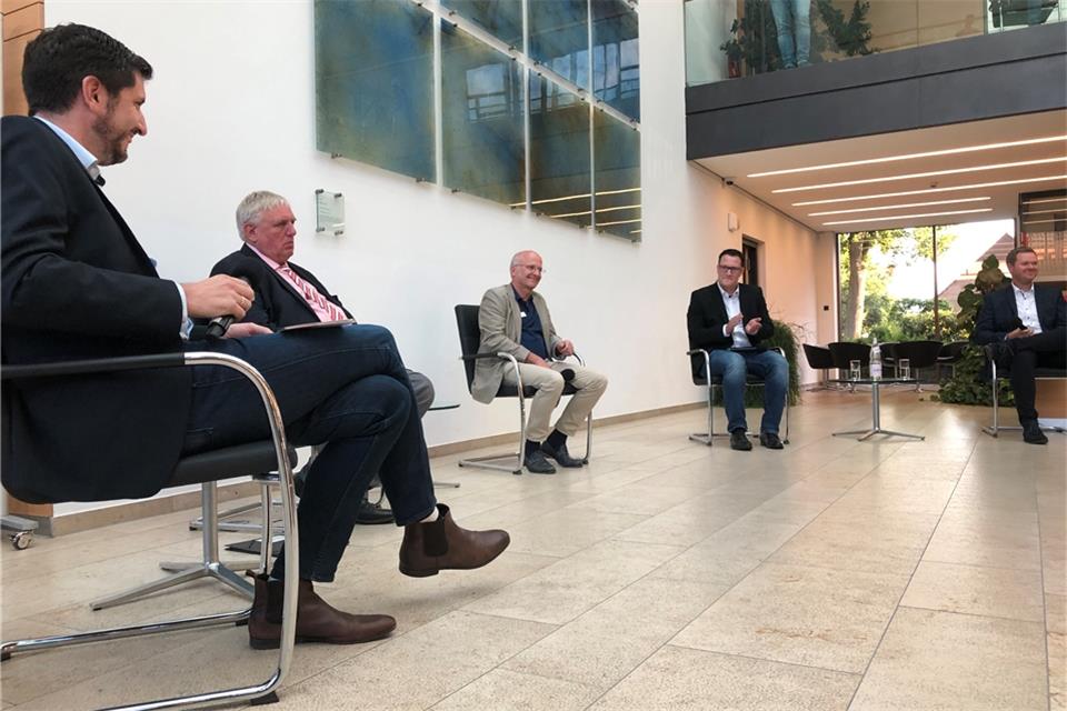 Auf dem Podium (v.l.): Dr. Patrick Voßkamp, Karl-Josef Laumann, Johannes Späker, Marius Möller und Sebastian Jander.