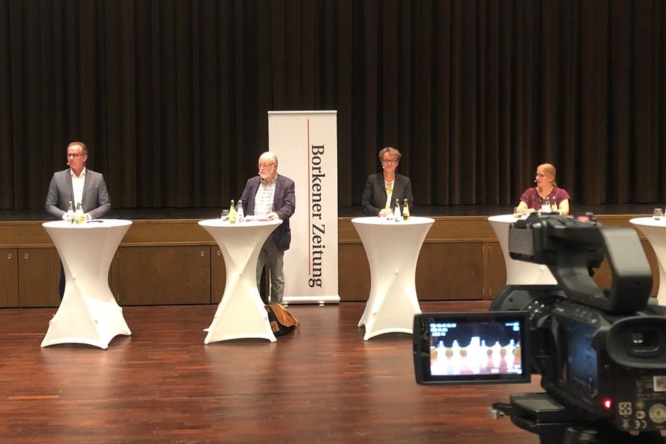 Auf dem Podium (v.l.): Frank Richter (CDU), Kurt Kindermann (SPD), Brigitte Ebbing (UWG) und Maja Becker (Grüne).