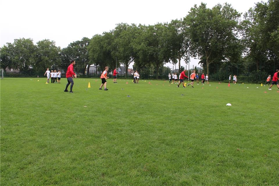 Auf dem Raesfelder Sportplatz haben die Schüler und die Trainer der Aktiv-Welten unterschiedliche Aufgaben gelöst.