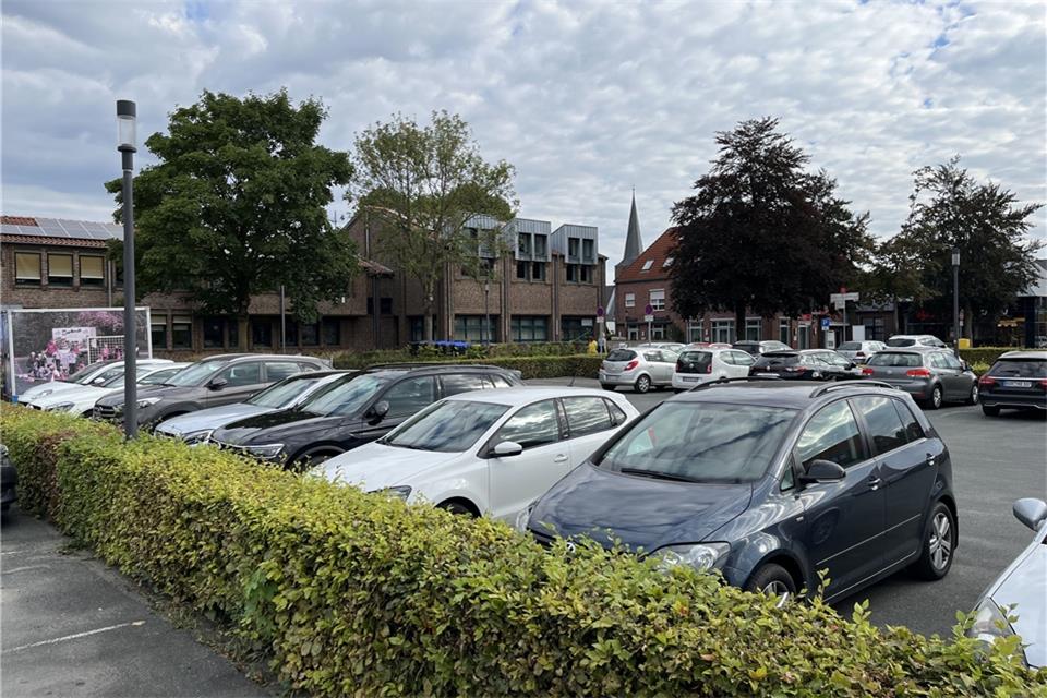 Auf dem Rathaus-Parkplatz sollen Bäume gepflanzt werden.