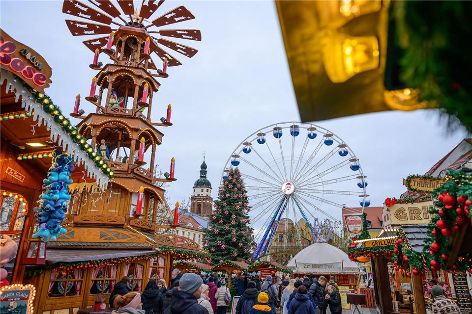 Auf dem Riesenrad beim Cottbuser Weihnachtsmarkt wird nach den Feiertagen am Samstag Job-Dating angeboten. (Archivbild)Patrick Pleul/dpa