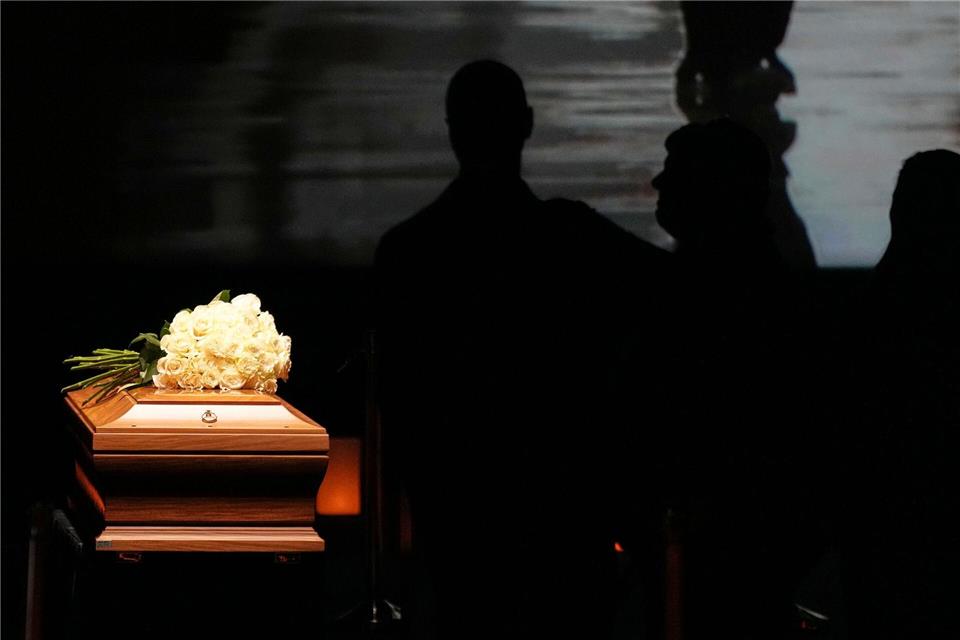 Tausende nehmen Abschied von Armani Auf dem Sarg liegt ein Strauß weißer Rosen.Antonio Calanni/AP/dpa