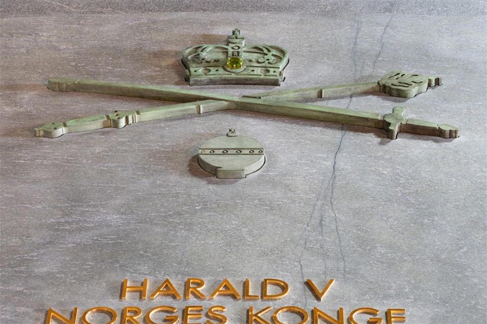 Auf dem Sarkophag sind in goldenen Buchstaben der Name von König Harald V. sowie sein Geburts- und Todesdatum zu lesen. Außerdem zieren ihn die königlichen Insignien. (Handout)Øivind Möller Bakken/Det kongelige hoff/dpa
