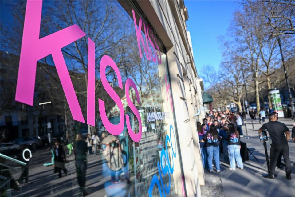 Auf dem Schaufenster waren Worten aus dem Titel des neuen Albums von Harry Styles zu sehen. Jens Kalaene/dpa