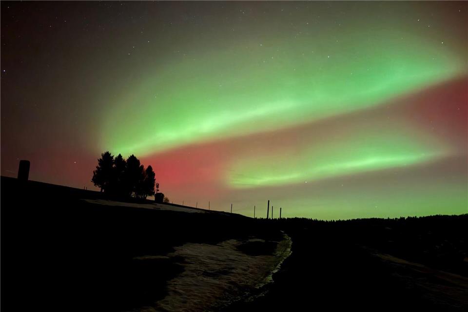 Auf dem Schauinsland hat sich der Himmel am Abend leuchtend bunt gezeigt. Valentin Gensch/dpa