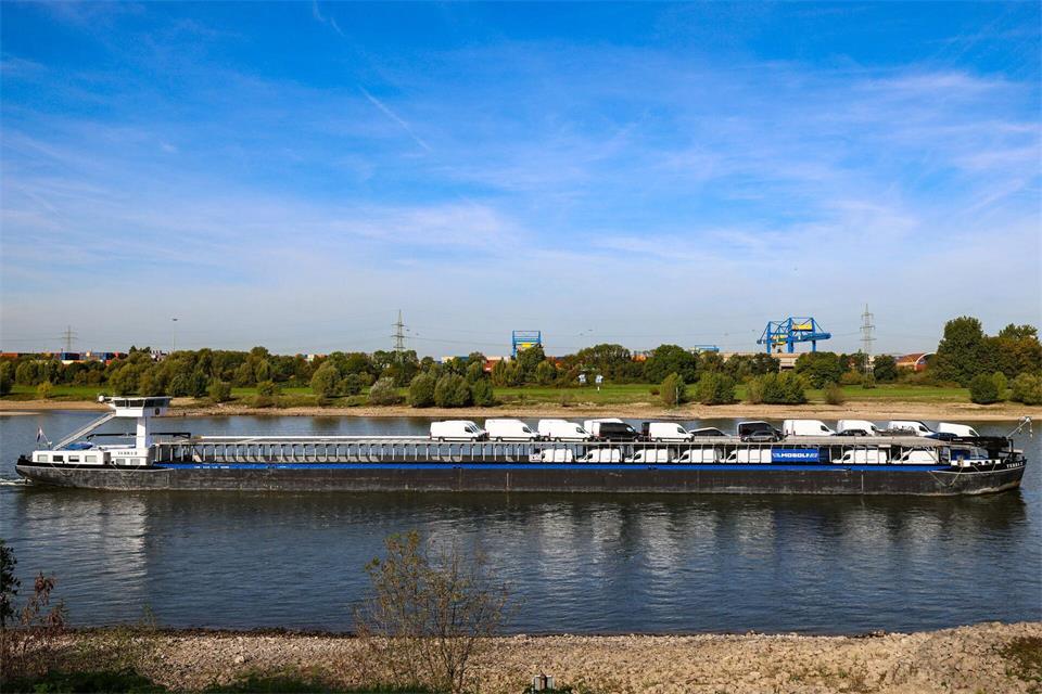 Auf dem Schiff sind jetzt deutlich weniger Mercedes-Sprinter als zuvor. Christoph Reichwein/dpa