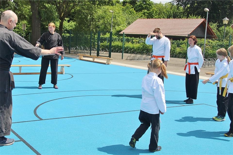 Auf dem Schulgelände haben die Sportler die Kampfkunstarten gezeigt.