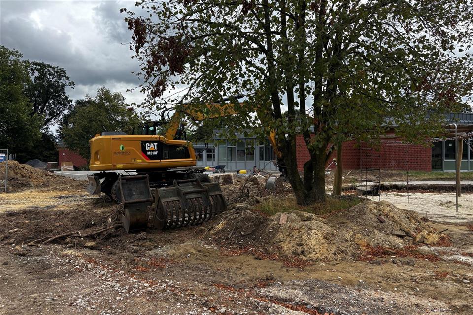 Auf dem Schulhof der Jodocus-Nünning-Gesamtschule laufen derzeit Bodenarbeiten für die umfangreiche Umgestaltung des Geländes. Im Hintergrund ist das Oberstufenzentrum zu sehen.