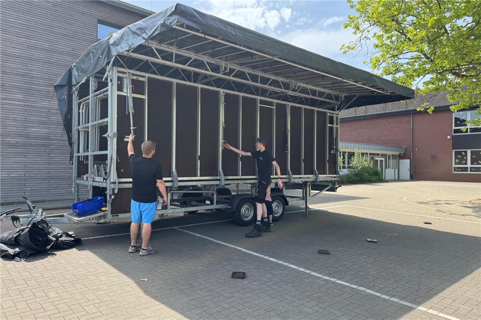 Auf dem Schulhof wird eine Bühne aufgebaut.