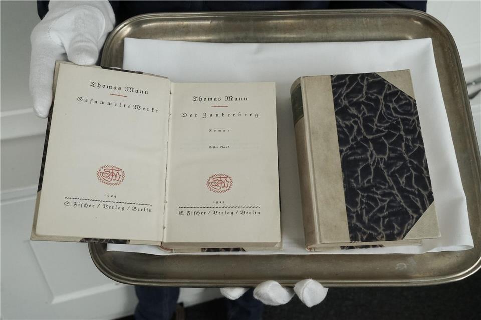 Auf dem Silbertablett serviert: Anlässlich des Roman-Jubiläums hat Hoteldirektor Bernardo eine Erstauflage von „Der Zauberberg“ erstanden. Den Preis verrät er nicht.Stefan Wei�enborn/dpa-tmn
