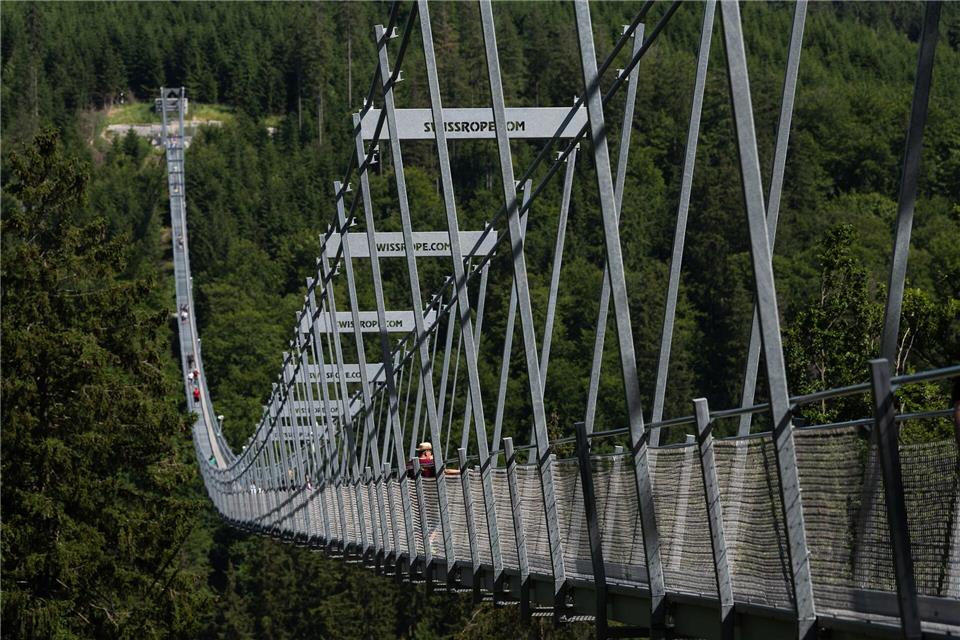 Welche Weltrekorde Hessen schon geknackt hat Auf dem Skywalk in Willingen stellten Feuerwehrleute einen Rekord auf. (Archivbild)Swen Pförtner/dpa