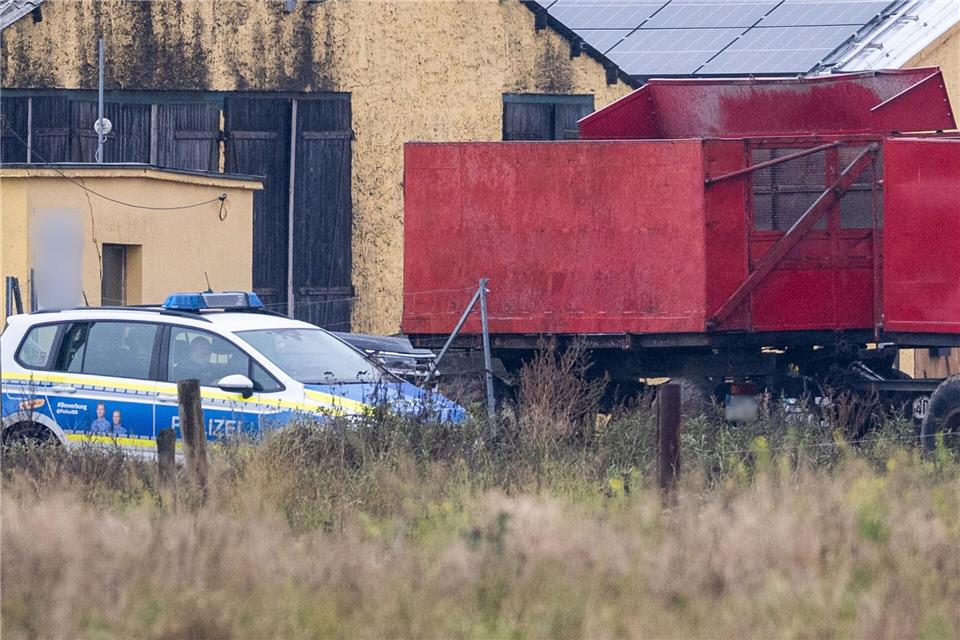 Kranich bringt Virus - Landwirt ringt mit Verlust der Gänse Auf dem Spargelhof Kremmen müssen 5.000 Gänse getötet werden. Auch die Polizei ist im Einsatz.Christophe Gateau/dpa