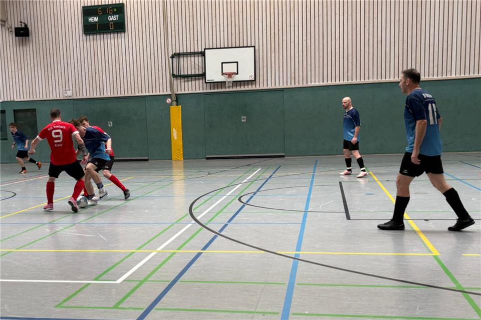 Auf dem Spielfeld traten die Mannschaften im Modus fünf gegen fünf zunächst in einer Vorrunde an, und dann ging es in zwei Halbfinals, ins Spiel um Platz drei und dann ins große Finale.