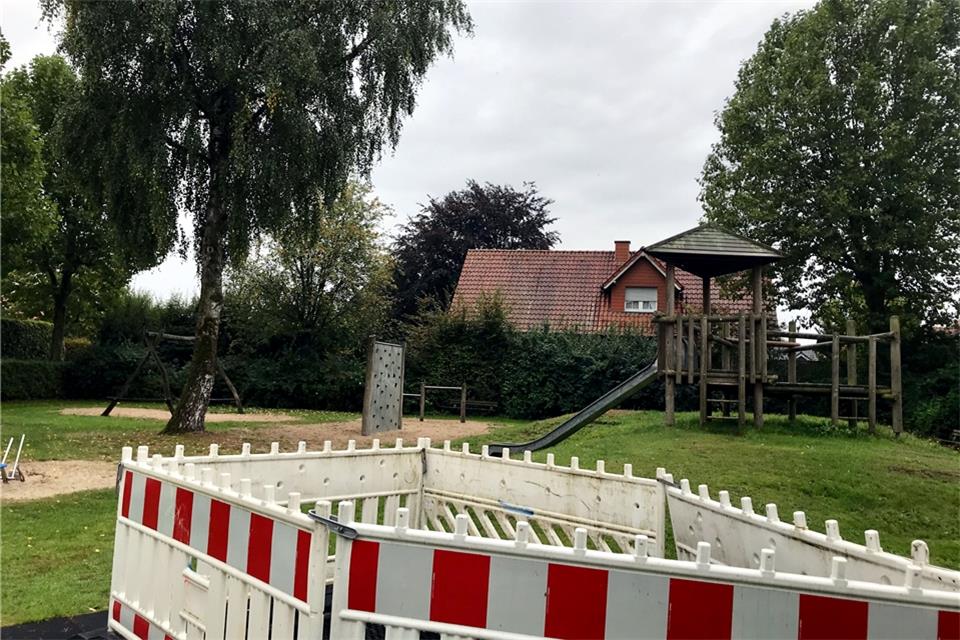 Auf dem Spielplatz am Ahornpfad in Raesfeld hatte die Gemeinde nach einer TÜV-Überprüfung mehrere Geräte entfernen lassen.