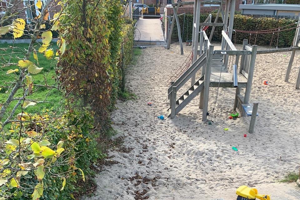 Auf dem Spielplatz an der Stockbreede soll ein Gehweg angelegt werden. Damit soll auch die Sitzgruppe besser erreichbar sein.