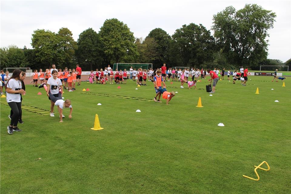 Auf dem Sportplatz des TSV Raesfeld hatten die Trainer einen Parcours mit mehreren Stationen aufgebaut.