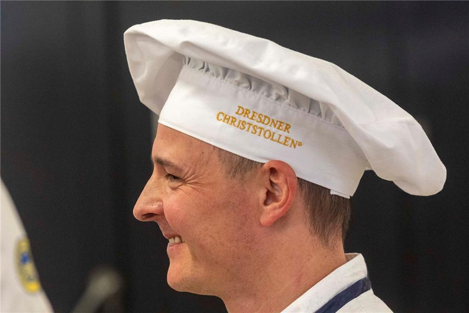 Auf dem Striezelmarkt wird der Riesenstollen traditionell angeschnitten – der Erlös ist für einen guten Zweck bestimmt.Daniel Wagner/dpa