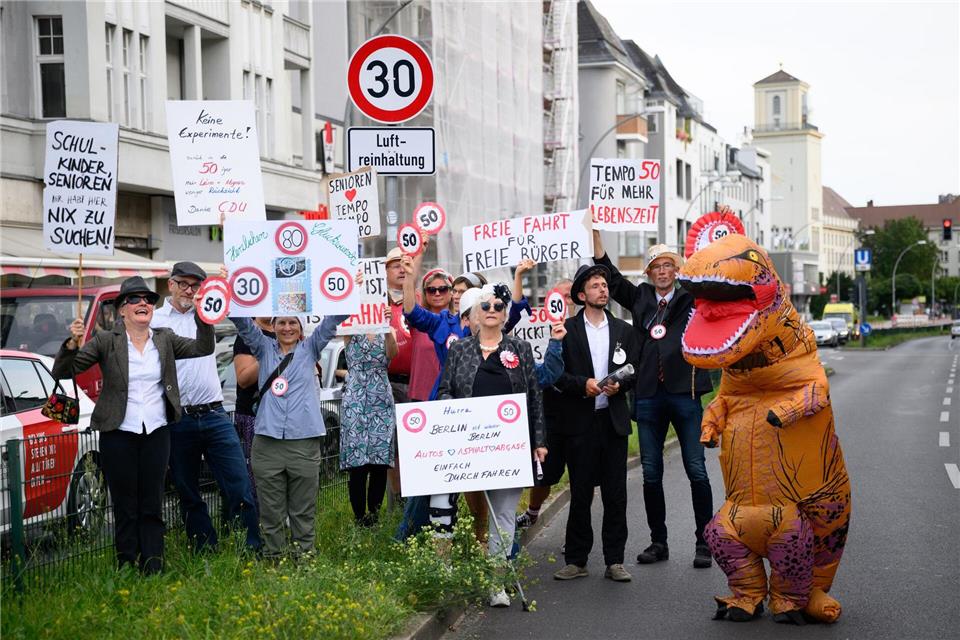 Satirische Protestaktion gegen Tempo-50-Rückkehr in Berlin Auf dem Tempelhofer Damm soll bald wieder Tempo 50 gelten.Bernd von Jutrczenka/dpa