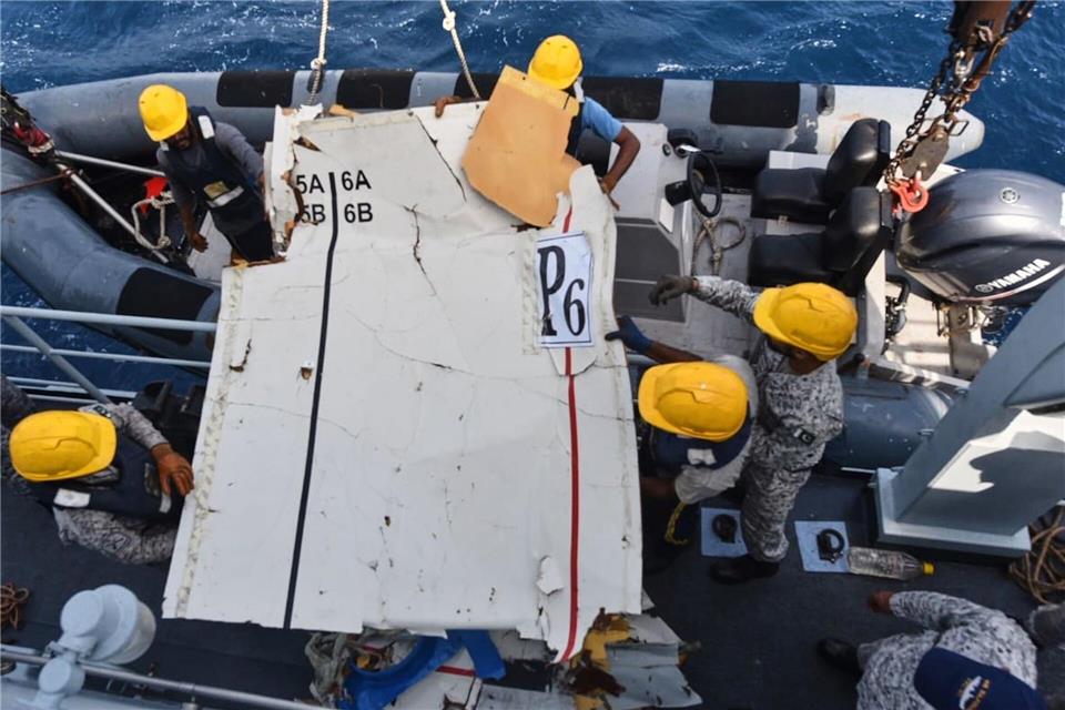 Auf dem Trümmerteil der abgestürzten Frachtmaschine ist ein Teil einer Aufschrift zu erkennen.Uncredited/Pakistan Navy/AP/dpa
