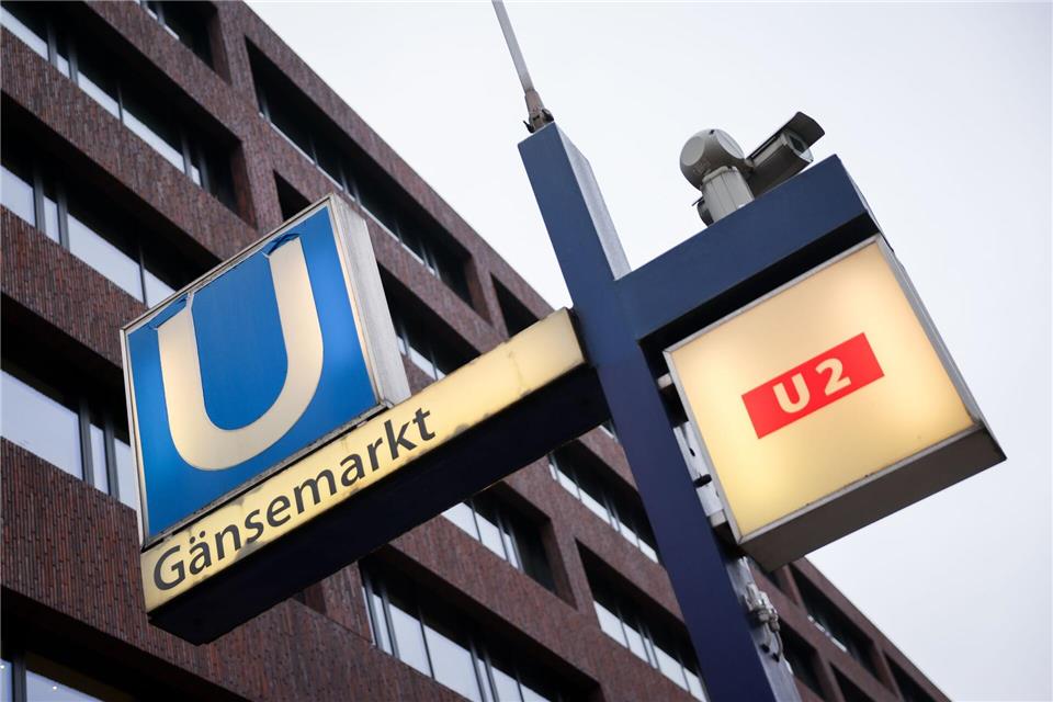 Auf dem U-Bahnhof Gänsemarkt kam es am Abend zu einem tödlichen Unfall (Archivbild).Christian Charisius/dpa