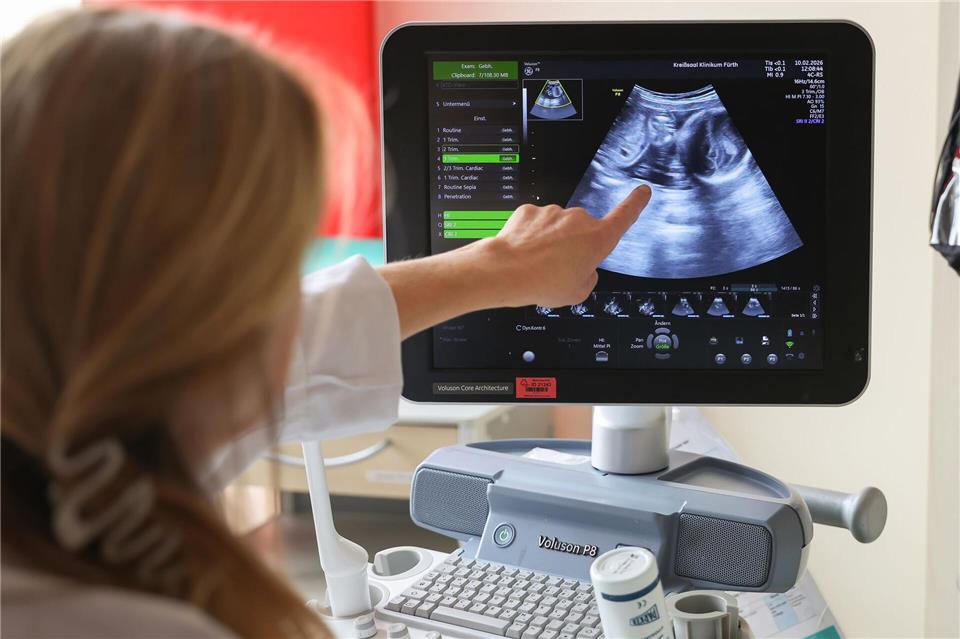 Auf dem Ultraschallbild ist laut der Ärztin zu sehen, dass Jasmin Schmidt wieder Zwillingsmädchen bekommt.Daniel Löb/dpa