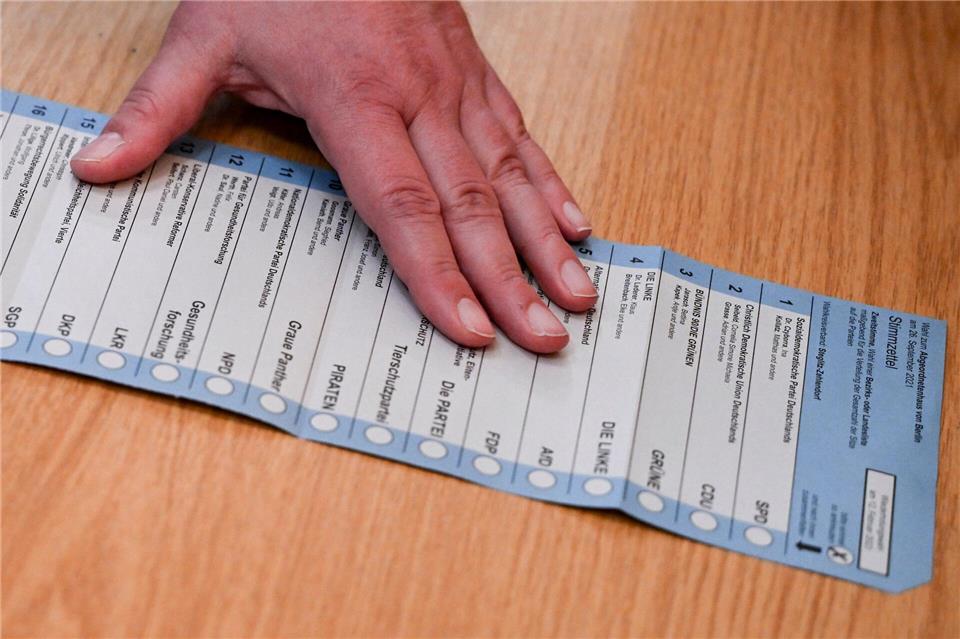 Auf dem Wahlzettel für die Wahl zum Berliner Abgeordnetenhaus stehen 17 Parteien. (Symbolbild)  Jens Kalaene/dpa