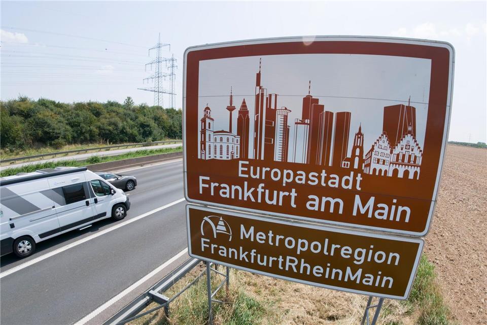 Auf dem Weg in den Urlaub oder zurück können die Hinweisschilder dabei helfen, die Langeweile bei der Fahrt zu vertreiben und zu Unterhaltungen anregen. (Foto-Produktion) Boris Roessler/dpa
