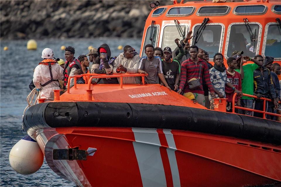 Auf dem Weg in die erhoffte bessere Zukunft verlieren immer wieder Migranten ihr Leben im Meer. (Archivbild)Antonio Sempere/EUROPA PRESS/dpa