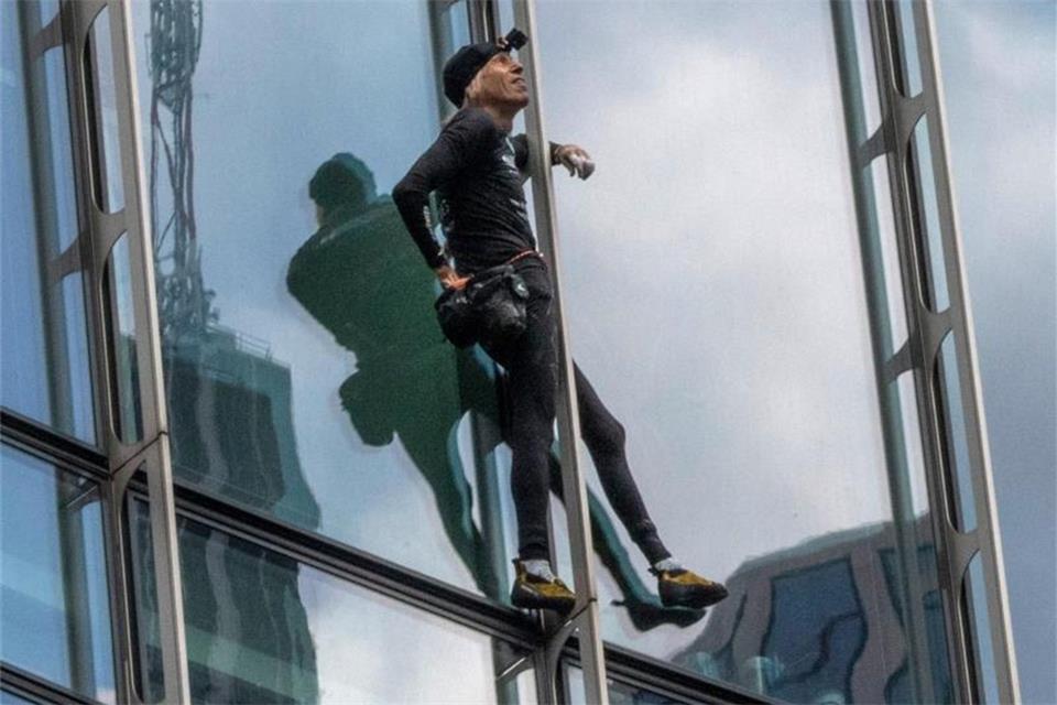 Hangelpartie in schwindelerregenden Höhe Auf dem Weg nach oben legt der 57-jährige Franzose eine kurze Verschnaufpause ein. Foto: Boris Roessler