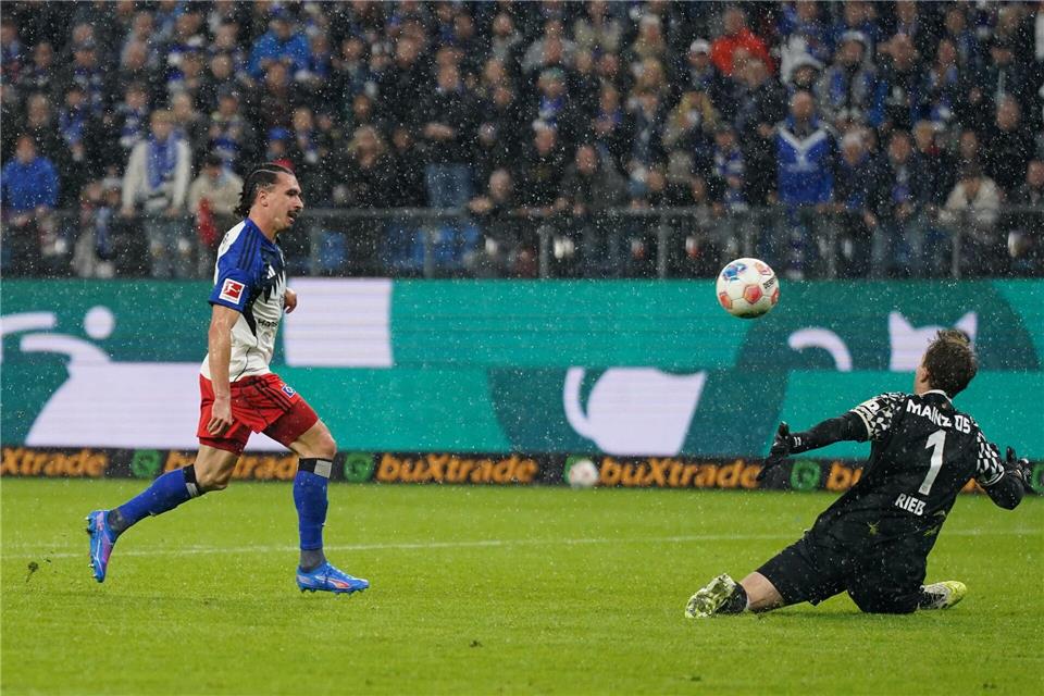 Auf dem Weg zum 4:0: HSV-Stürmer Rayan Philippe (l)Marcus Brandt/dpa