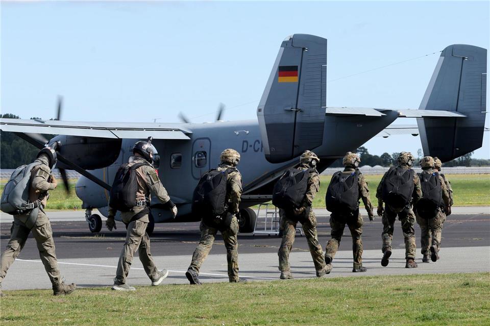Auf dem Weg zum Flugzeug. Bernd W�stneck/dpa