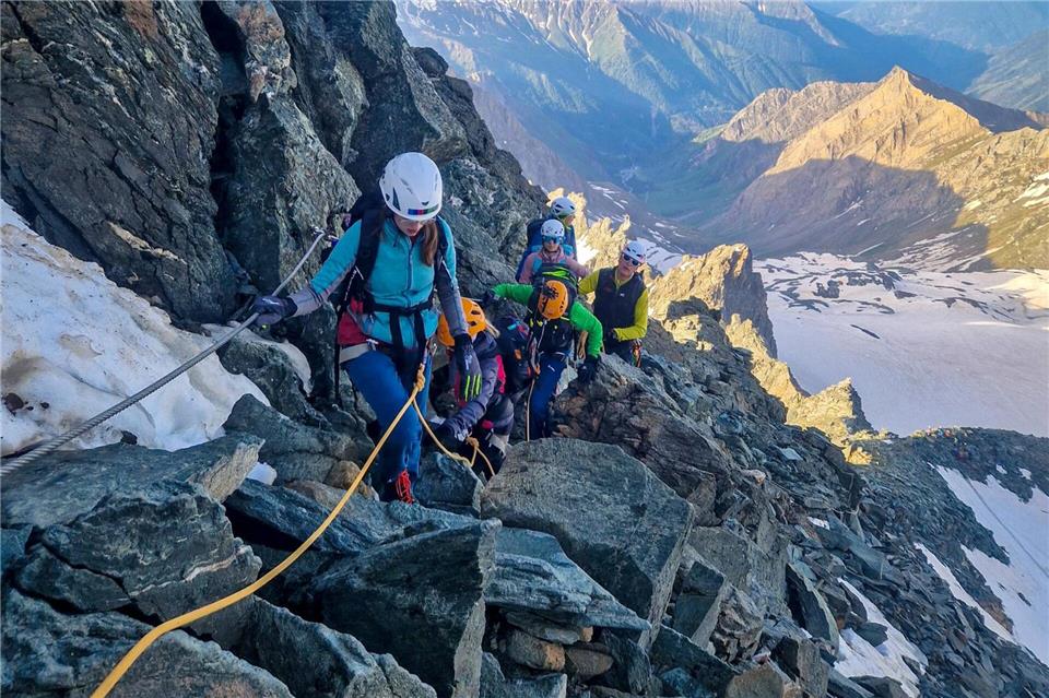 Auf dem Weg zum Gipfel sind einige Kletterpassagen zu bewältigen. Sie sind nicht allzu schwierig und gesichert.Michael Gratz/dpa-tmn