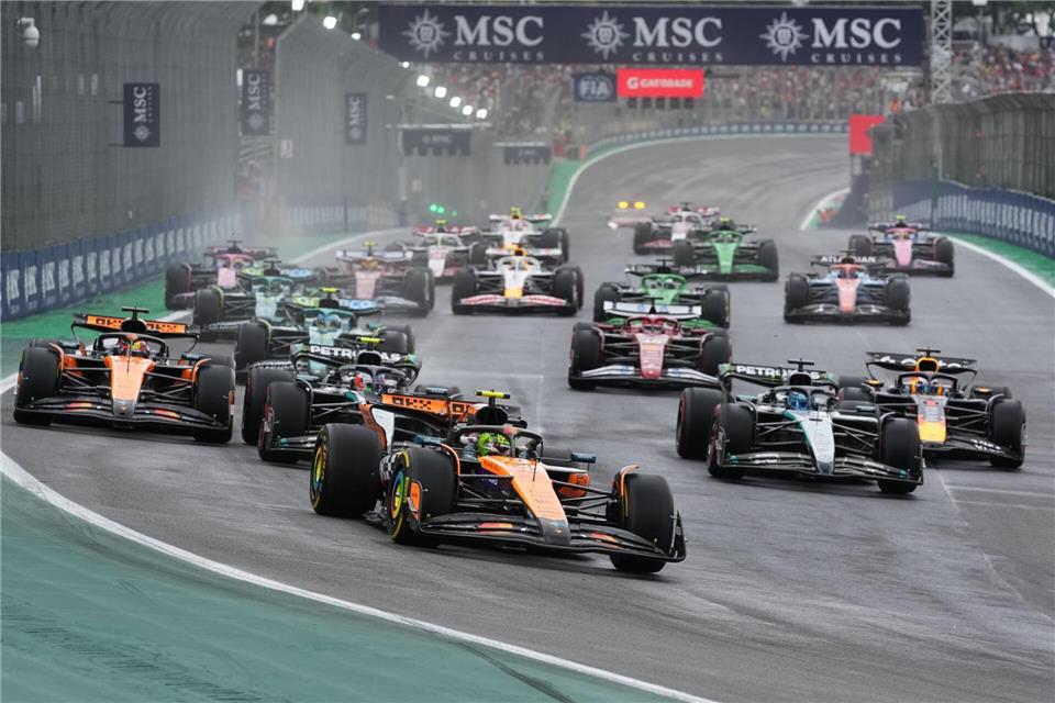 Auf dem Weg zum Start-Ziel-Sieg: Lando Norris (vorn) baute im Sprint seine WM-Führung aus.Andre Penner/AP/dpa