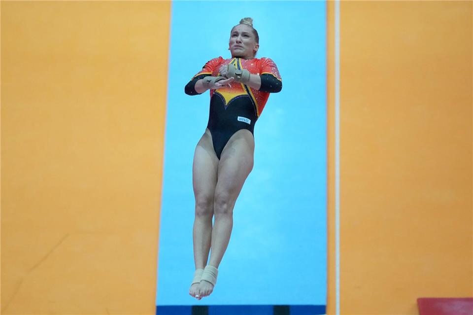 Auf dem Weg zur Final-Qualifikation: Karina Schönmaier beim Sprung.Tatan Syuflana/AP/dpa