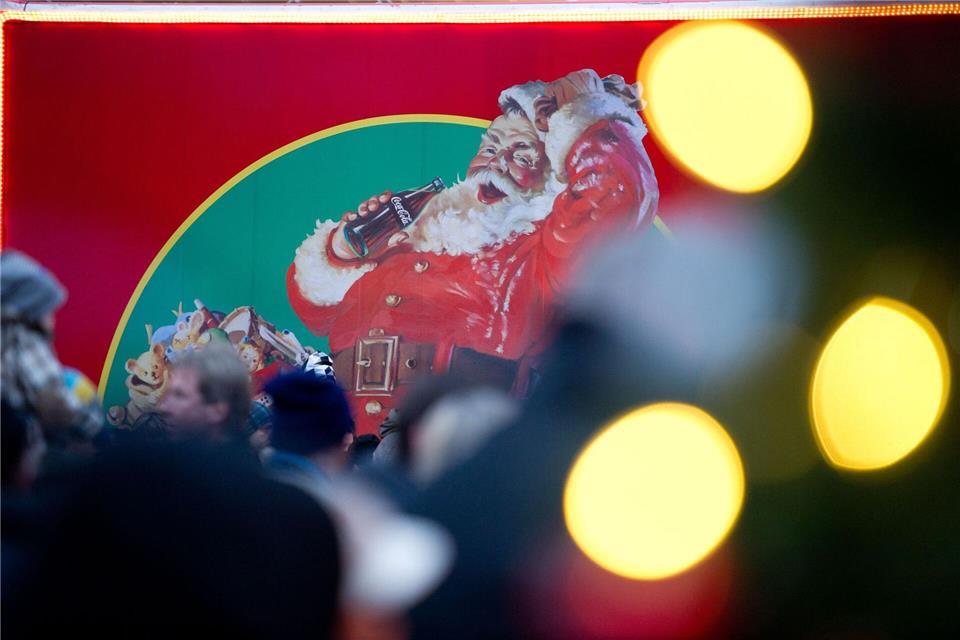 Auf dem Weihnachtstruck zeigt Coca-Cola die mittlerweile bekannte Darstellung des Weihnachtsmanns. (Archivbild)picture alliance / dpa