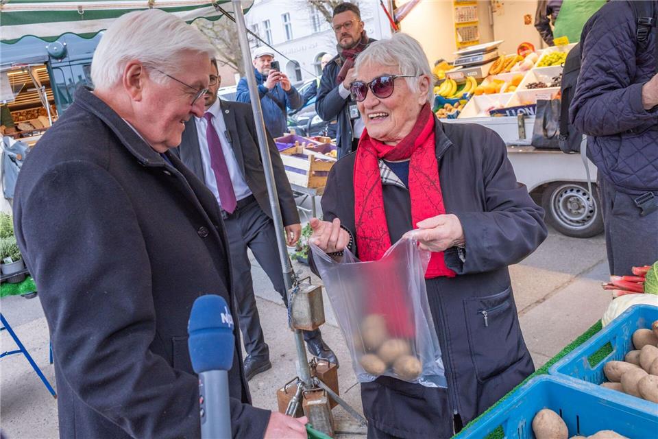 Auf dem Wochenmarkt in Stralsund suchte Bundespräsident Frank-Walter Steinmeier das Gespräch.Jens Büttner/dpa