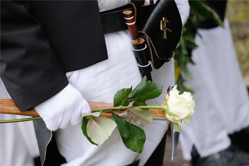 Auf dem Zwickauer Hauptfriedhof gedenken Vertreter der Stadt, der Kirchen und des Bergbauvereins dem Grubenunglück vor 66 Jahren im damaligen VEB Steinkohlewerk Zwickau. (Archivbild)Sebastian Willnow/dpa-Zentralbild/dpa