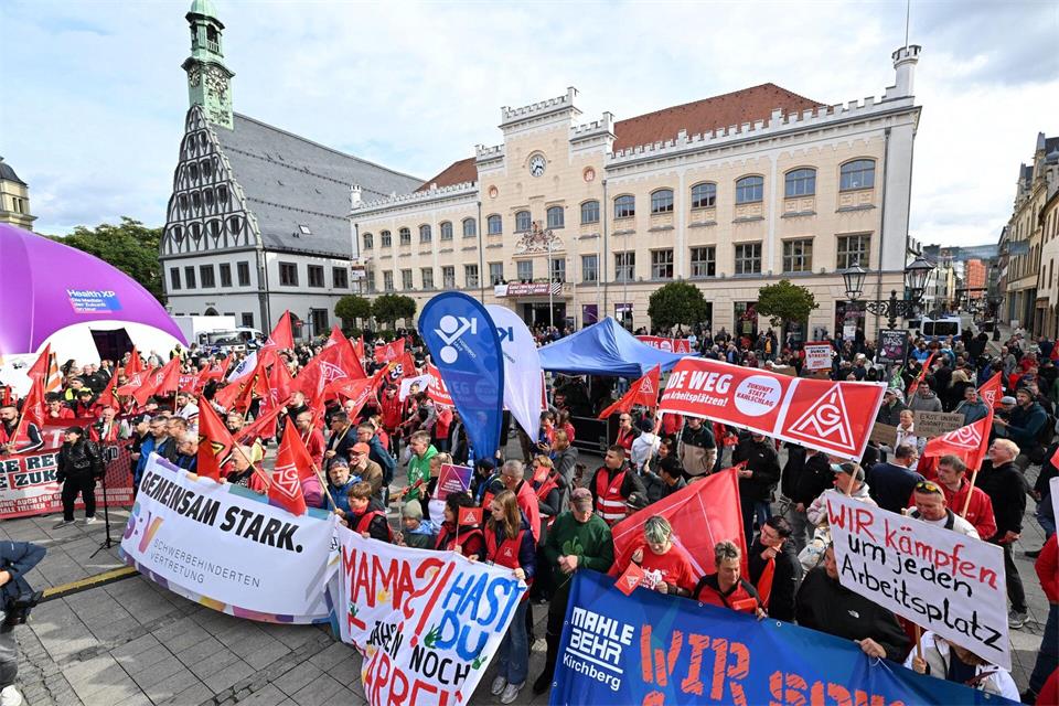 Auf dem Zwickauer Hauptmarkt versammelten sich nach IG Metall-Angaben am bundesweiten Aktionstag mehrere Tausend Menschen. Hendrik Schmidt/dpa