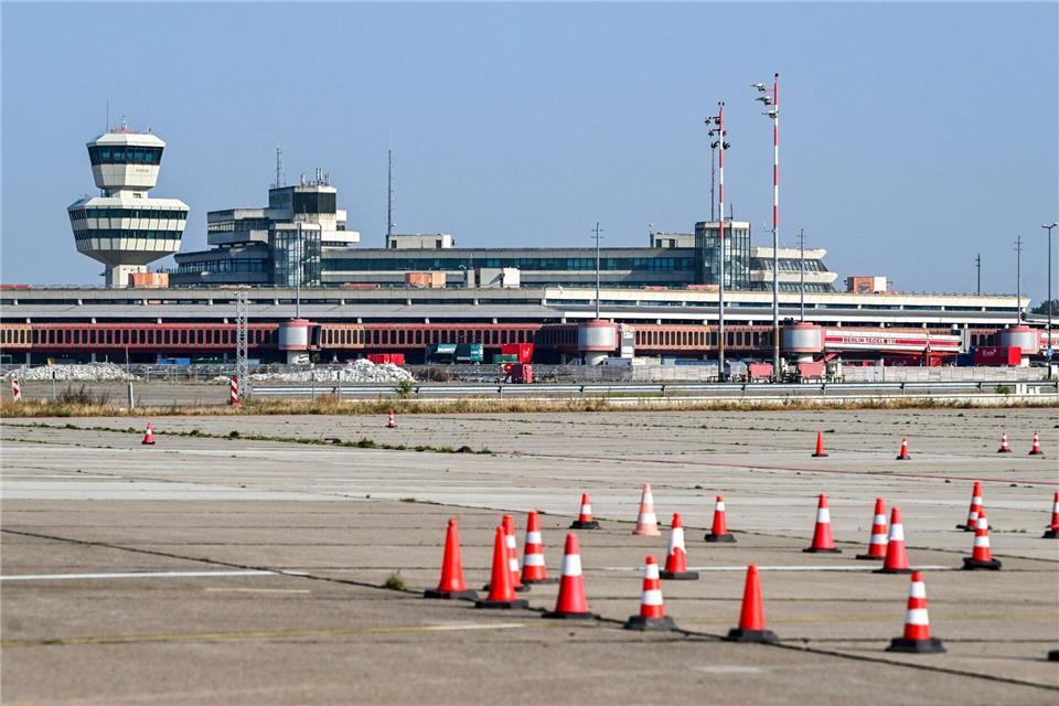 Bundeswehr behält Areal auf stillgelegtem Flughafen Tegel Auf dem ehemaligen Flughafen Gelände soll auch die Urban Tech Republic und ein Wohnprojekt entstehen. (Archivbild)Jens Kalaene/dpa