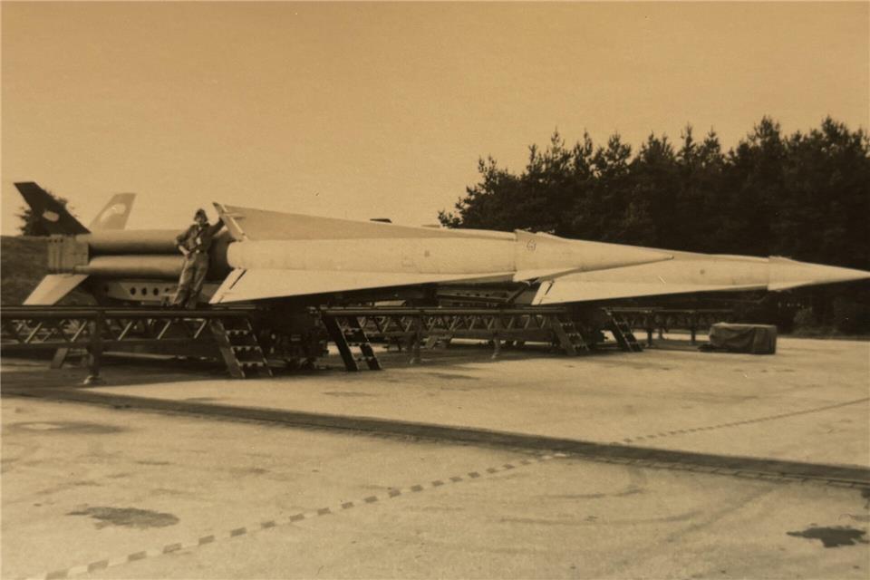 Auf dem historischen Foto ist ein niederländischer Soldat der Raketenstation in Erle mit einer Nike-Hercules-Rakete zu sehen.