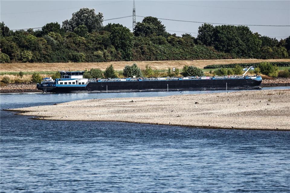 Auf dem vielbefahrenen Rhein wird in Köln ein historischer Tiefstand befürchtet.Oliver Berg/dpa