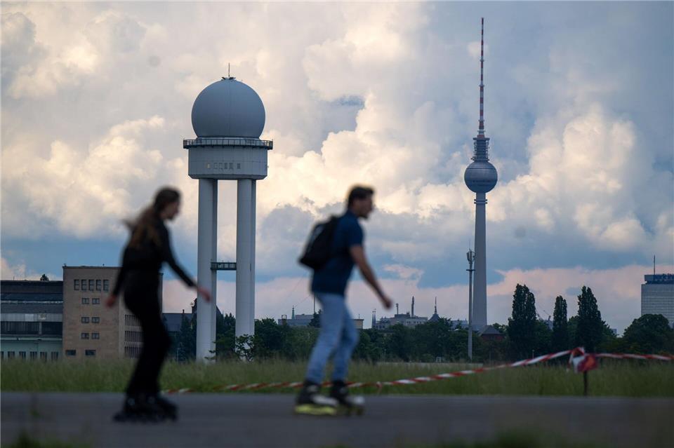 Auf dem weitläufigen Tempelhofer Feld, das früher ein Flughafen war, gehen Menschen vielfältigen Freizeitaktivitäten nach. (Archivbild) Monika Skolimowska/dpa