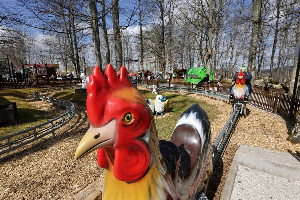 Auf dem „wilden Gockel“ können Besucher im Freizeitpark Traumland auf der Bärenhöhle bei Sonnenbühl auf der Schwäbischen Alb reiten.Thomas Warnack/dpa