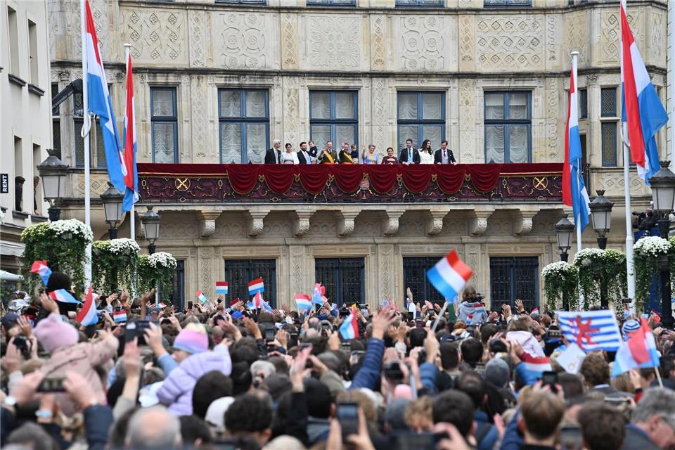 Auf den Auftritt der Familie auf dem Balkon haben viele gewartetHarald Tittel/dpa